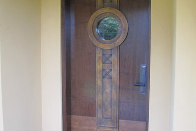 Diseño de puerta principal tradicional renovada con puerta simple y puerta de madera oscura