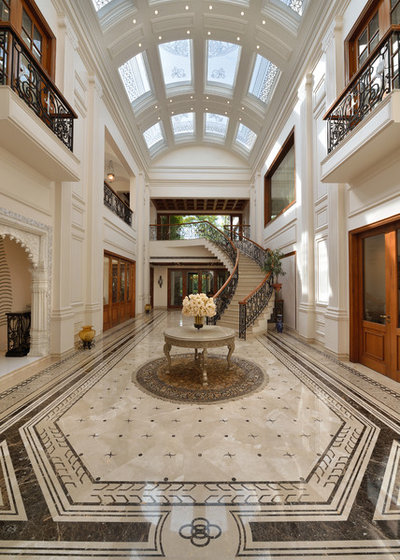 Traditional Entrance by 42 MM ARCHITECTURE