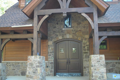 Modelo de puerta principal rústica de tamaño medio con puerta doble y puerta de madera oscura
