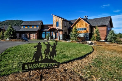 Example of a mountain style entryway design in Denver