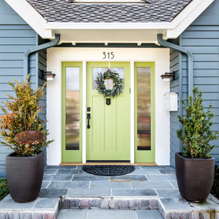 Immagine di una porta d'ingresso chic di medie dimensioni con una porta singola e una porta verde