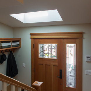 Idee per un ingresso stile americano con pareti beige, una porta singola, una porta in legno chiaro, parquet chiaro e pavimento beige