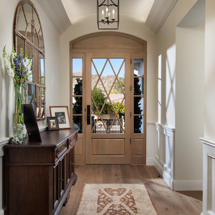 Idee per un corridoio mediterraneo con pareti beige, parquet chiaro, una porta singola e una porta in vetro