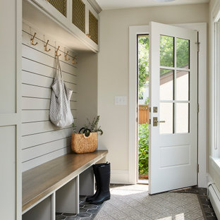 Idee per un ingresso con anticamera chic di medie dimensioni con pareti beige e pavimento in gres porcellanato