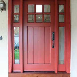 Ispirazione per una porta d'ingresso american style di medie dimensioni con pareti beige, una porta singola e una porta rossa