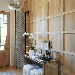 Foto di un ingresso o corridoio stile marinaro con parquet chiaro, una porta singola e una porta in legno chiaro