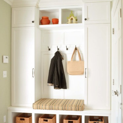 Inspiration for a timeless mudroom remodel in New York