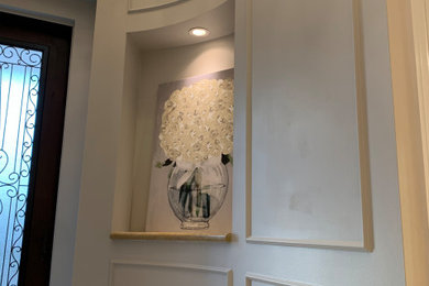 Diseño de distribuidor clásico de tamaño medio con paredes grises, suelo de mármol, puerta simple, puerta de madera oscura y suelo beige