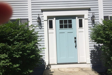 Entryway - mid-sized traditional entryway idea in Boston with a blue front door