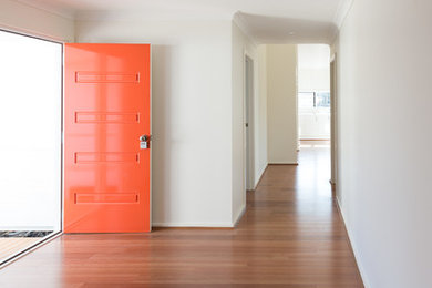 Diseño de hall actual de tamaño medio con puerta simple