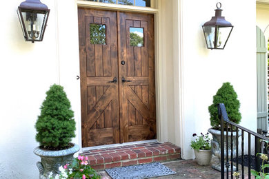 Пример оригинального дизайна: входная дверь с белыми стенами, двустворчатой входной дверью и входной дверью из дерева среднего тона