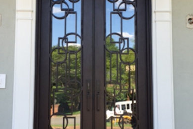 他の地域にある高級な広いモダンスタイルのおしゃれな玄関ドア (金属製ドア) の写真