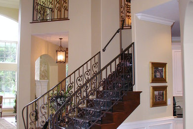 インディアナポリスにあるトランジショナルスタイルのおしゃれな階段の写真