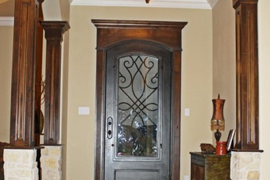 Example of a classic entryway design in Austin
