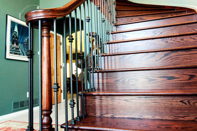 デンバーにあるトラディショナルスタイルのおしゃれな階段の写真