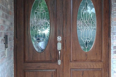 Foto de puerta principal clásica con puerta doble y puerta de madera en tonos medios