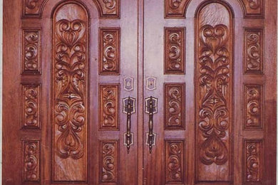 Diseño de puerta principal tradicional con puerta doble y puerta de madera en tonos medios