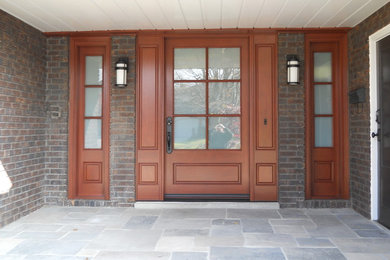 Идея дизайна: входная дверь среднего размера в классическом стиле с одностворчатой входной дверью и входной дверью из дерева среднего тона