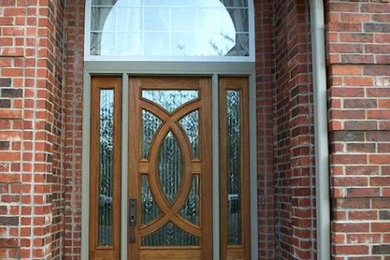 Imagen de puerta principal de tamaño medio con puerta pivotante y puerta de madera en tonos medios