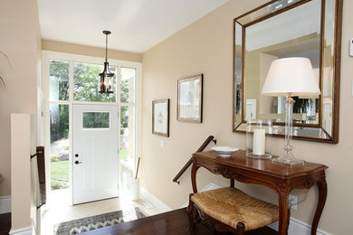 Diseño de puerta principal clásica pequeña con paredes beige, suelo de baldosas de cerámica, puerta simple y puerta blanca