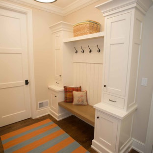 Esempio di un ingresso con anticamera tradizionale di medie dimensioni con pareti beige, parquet scuro, una porta singola e una porta bianca