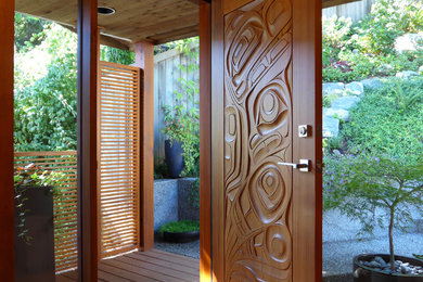 Foto de puerta principal contemporánea pequeña con paredes blancas, suelo de madera en tonos medios, puerta simple y puerta de madera en tonos medios