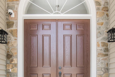 Ejemplo de puerta principal tradicional renovada grande con puerta simple y puerta de madera oscura