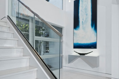 Staircase - small contemporary staircase idea in Miami