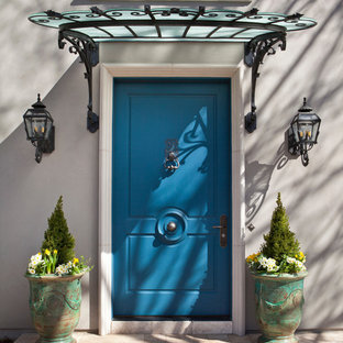Exemple d'une grand porte d'entrée chic avec une porte simple, une porte bleue et un mur gris.