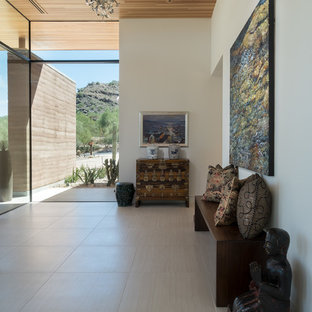 Ispirazione per un ingresso design con pareti bianche e pavimento grigio