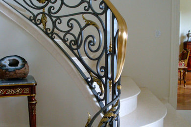 ダラスにあるトラディショナルスタイルのおしゃれな階段の写真