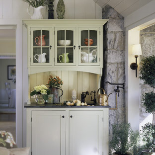 Shabby-Look Eingang mit Stauraum und weißer Wandfarbe in Burlington