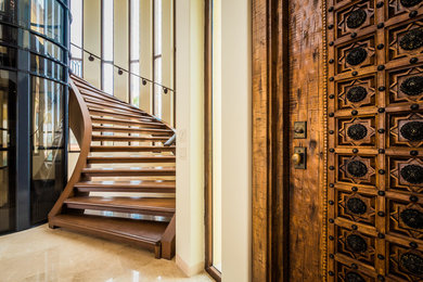 Ejemplo de puerta principal tradicional grande con paredes beige, suelo de travertino, puerta simple y puerta de madera en tonos medios