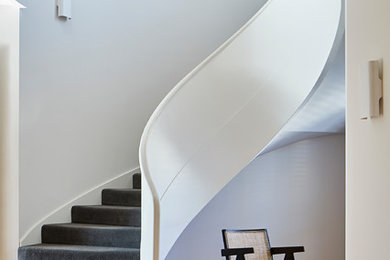 メルボルンにある高級な広いモダンスタイルのおしゃれな階段の写真
