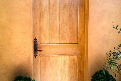 サンフランシスコにある高級な広い地中海スタイルのおしゃれな玄関ドア (淡色木目調のドア) の写真