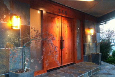 サンフランシスコにある高級な広いトラディショナルスタイルのおしゃれな玄関ドア (グレーの壁、スレートの床、木目調のドア) の写真