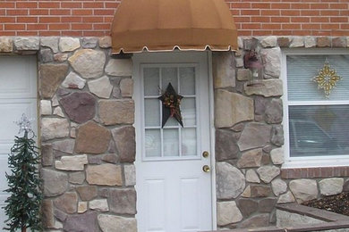На фото: прихожая в классическом стиле с одностворчатой входной дверью