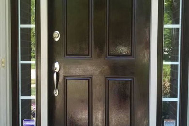 コロンバスにあるお手頃価格の中くらいなトラディショナルスタイルのおしゃれな玄関ドア (黒いドア) の写真