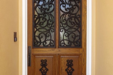 Immagine di una porta d'ingresso classica di medie dimensioni con pareti beige, pavimento in marmo, una porta singola e una porta in legno bruno