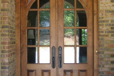 Aménagement d'une porte d'entrée craftsman avec une porte double et une porte en bois brun.