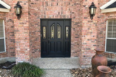Modelo de puerta principal clásica de tamaño medio con puerta simple y puerta negra