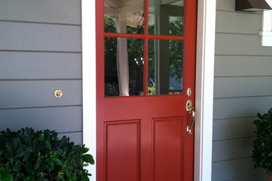 サンフランシスコにある中くらいなコンテンポラリースタイルのおしゃれな玄関ドア (赤いドア) の写真