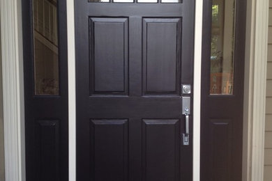 Foto de puerta principal clásica de tamaño medio con puerta simple y puerta de madera oscura