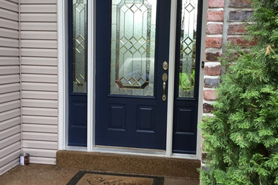 Diseño de entrada clásica con puerta simple y puerta azul