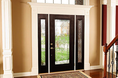 Foto de puerta principal tradicional renovada de tamaño medio con puerta simple y puerta de vidrio