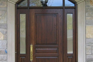 Aménagement d'une porte d'entrée de taille moyenne avec une porte simple et une porte en bois foncé.