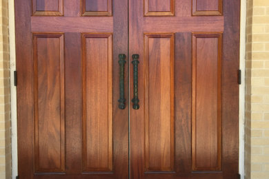ダラスにあるミッドセンチュリースタイルのおしゃれな玄関の写真