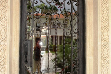 Imagen de entrada bohemia de tamaño medio con puerta simple