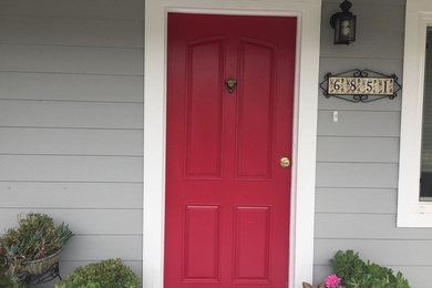 サンディエゴにあるおしゃれな玄関ドア (赤いドア) の写真