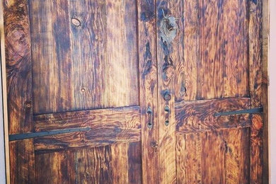 サンルイスオビスポにあるお手頃価格の中くらいなラスティックスタイルのおしゃれな玄関ドア (ベージュの壁、テラコッタタイルの床、濃色木目調のドア、赤い床) の写真